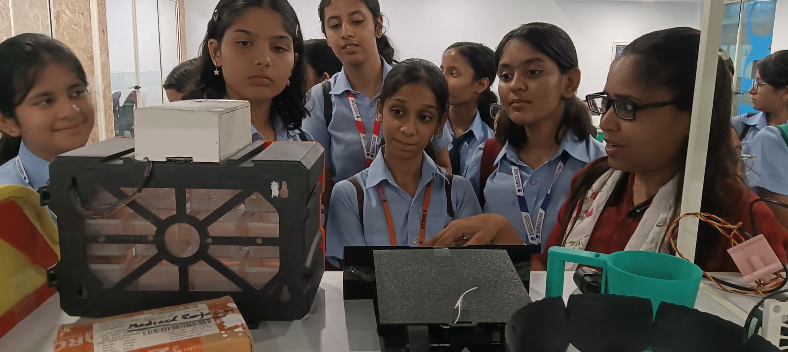 "School students visited the AIDC Lab "