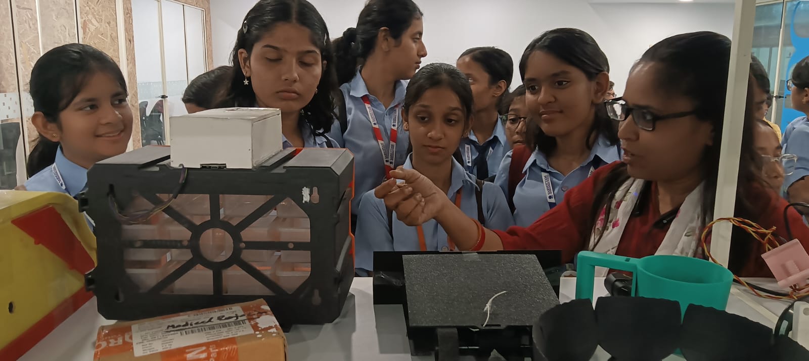 "School students visited the AIDC Lab "