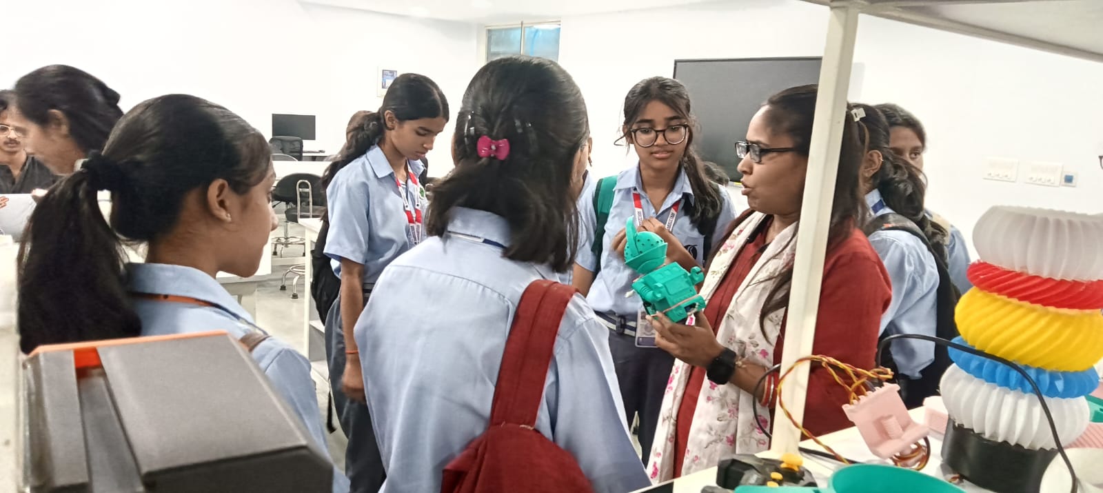 "School students visited the AIDC Lab "