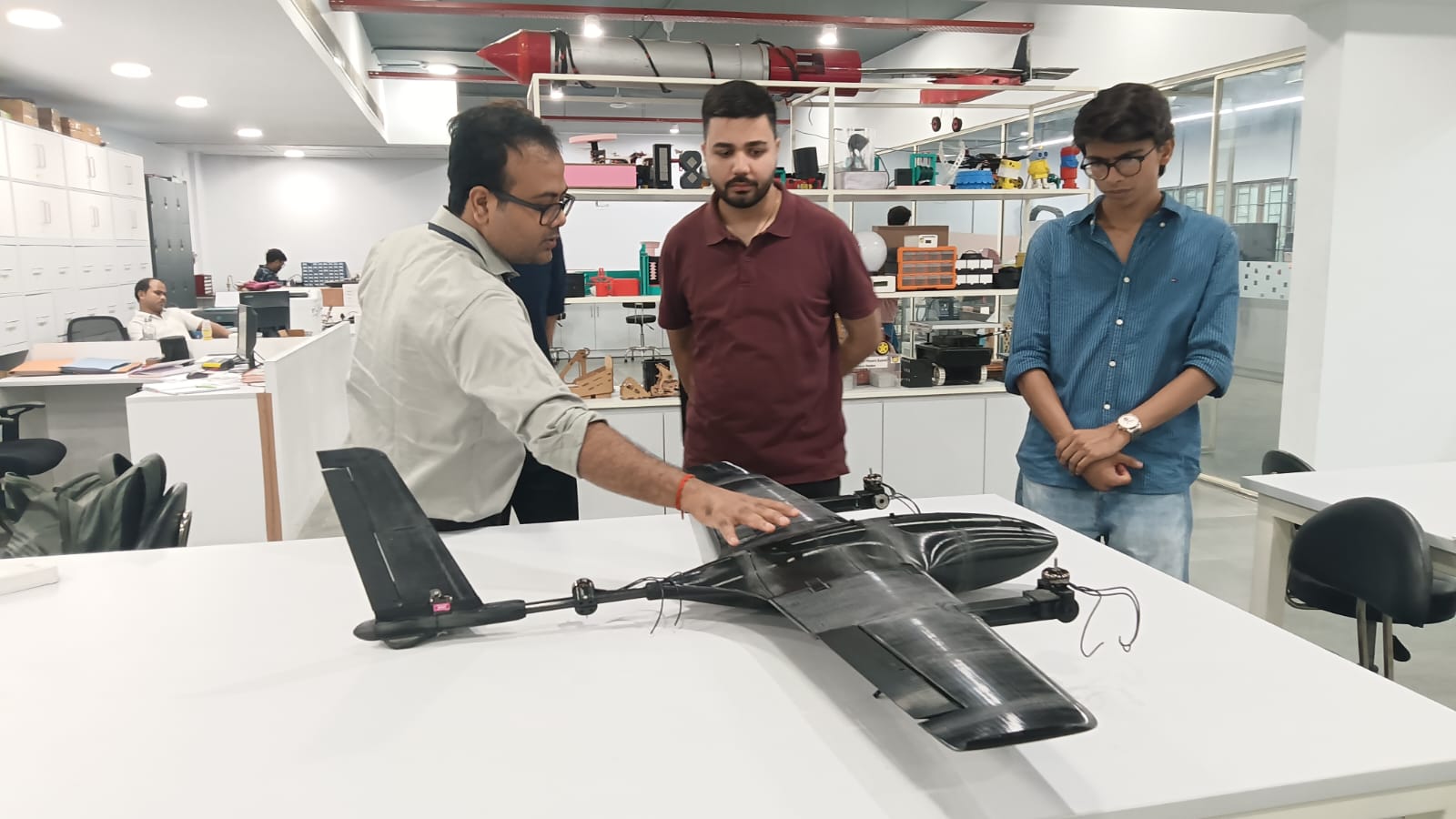 Aakash Arora, the Founder and Managing Director of Edu Roam Global, visited the AIDC Lab.
