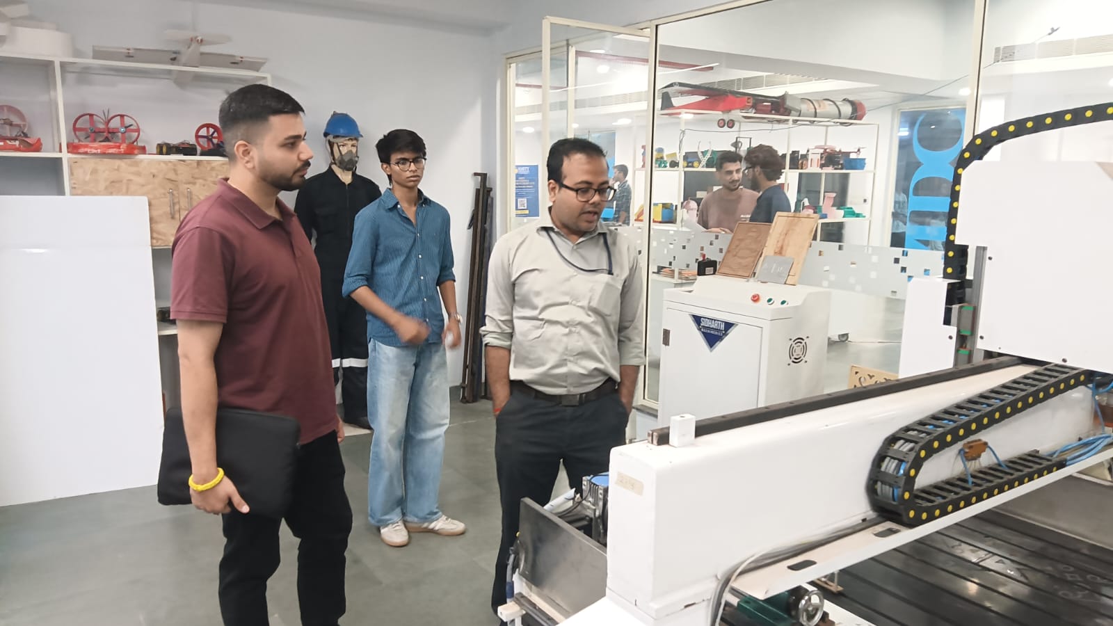 Aakash Arora, the Founder and Managing Director of Edu Roam Global, visited the AIDC Lab.