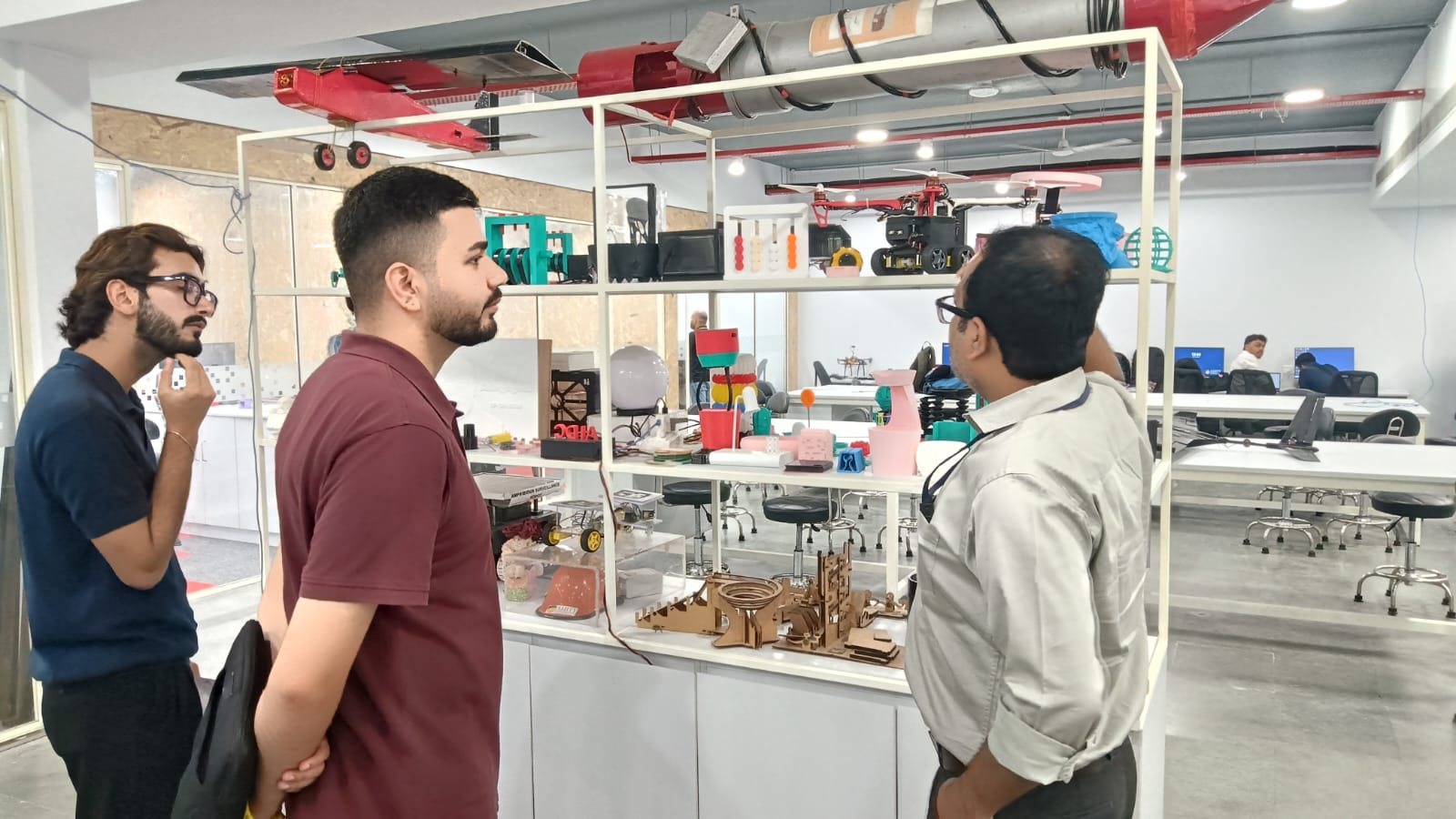 Aakash Arora, the Founder and Managing Director of Edu Roam Global, visited the AIDC Lab.