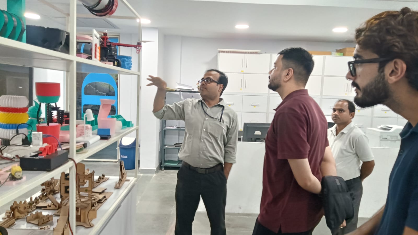 Aakash Arora, the Founder and Managing Director of Edu Roam Global, visited the AIDC Lab.