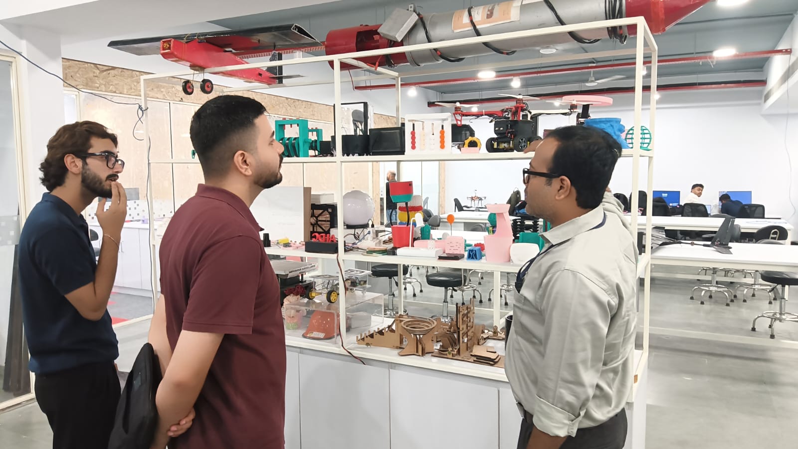 Aakash Arora, the Founder and Managing Director of Edu Roam Global, visited the AIDC Lab.