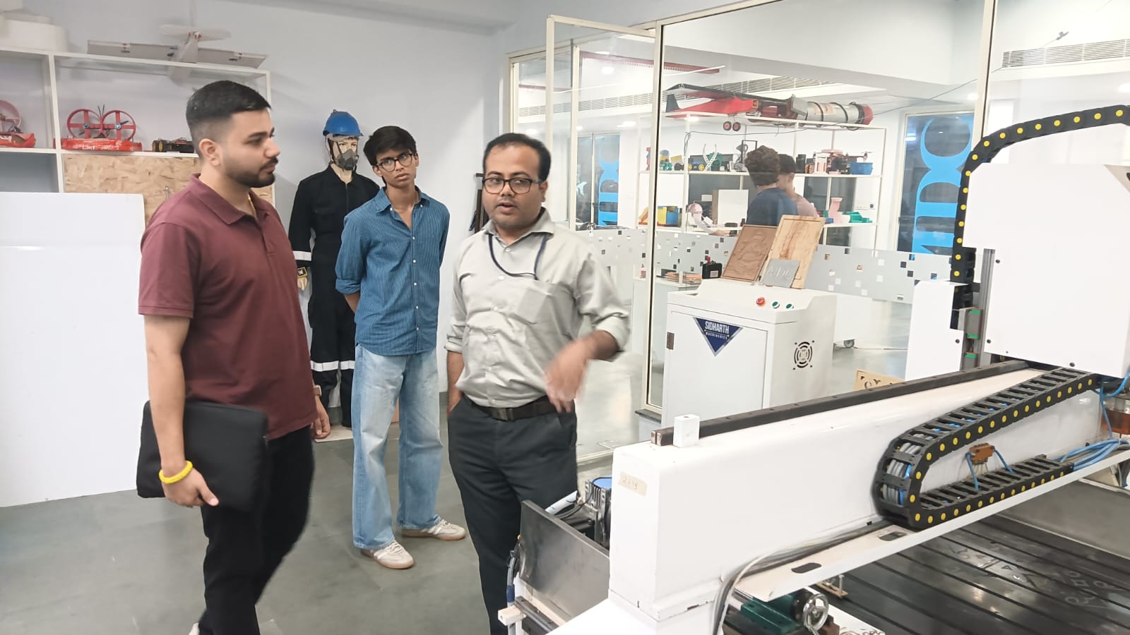 Aakash Arora, the Founder and Managing Director of Edu Roam Global, visited the AIDC Lab.
