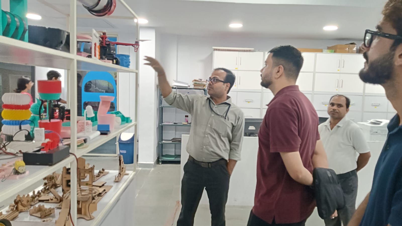 Aakash Arora, the Founder and Managing Director of Edu Roam Global, visited the AIDC Lab.