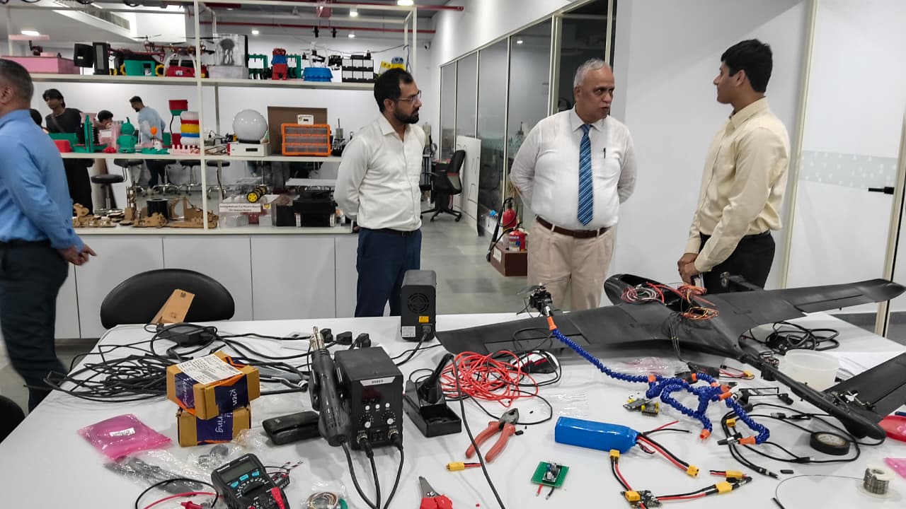 The C5 Guest of Honor visited Dr. Prakash at the AIDC Lab