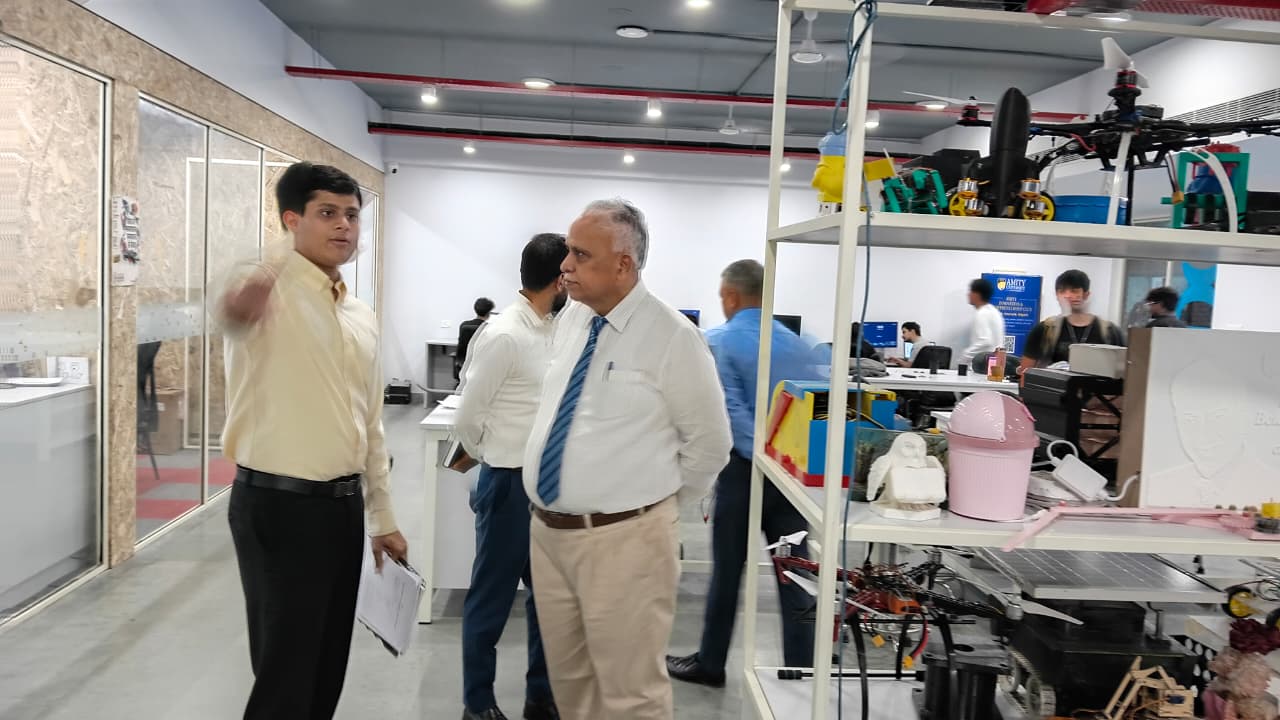 The C5 Guest of Honor visited Dr. Prakash at the AIDC Lab