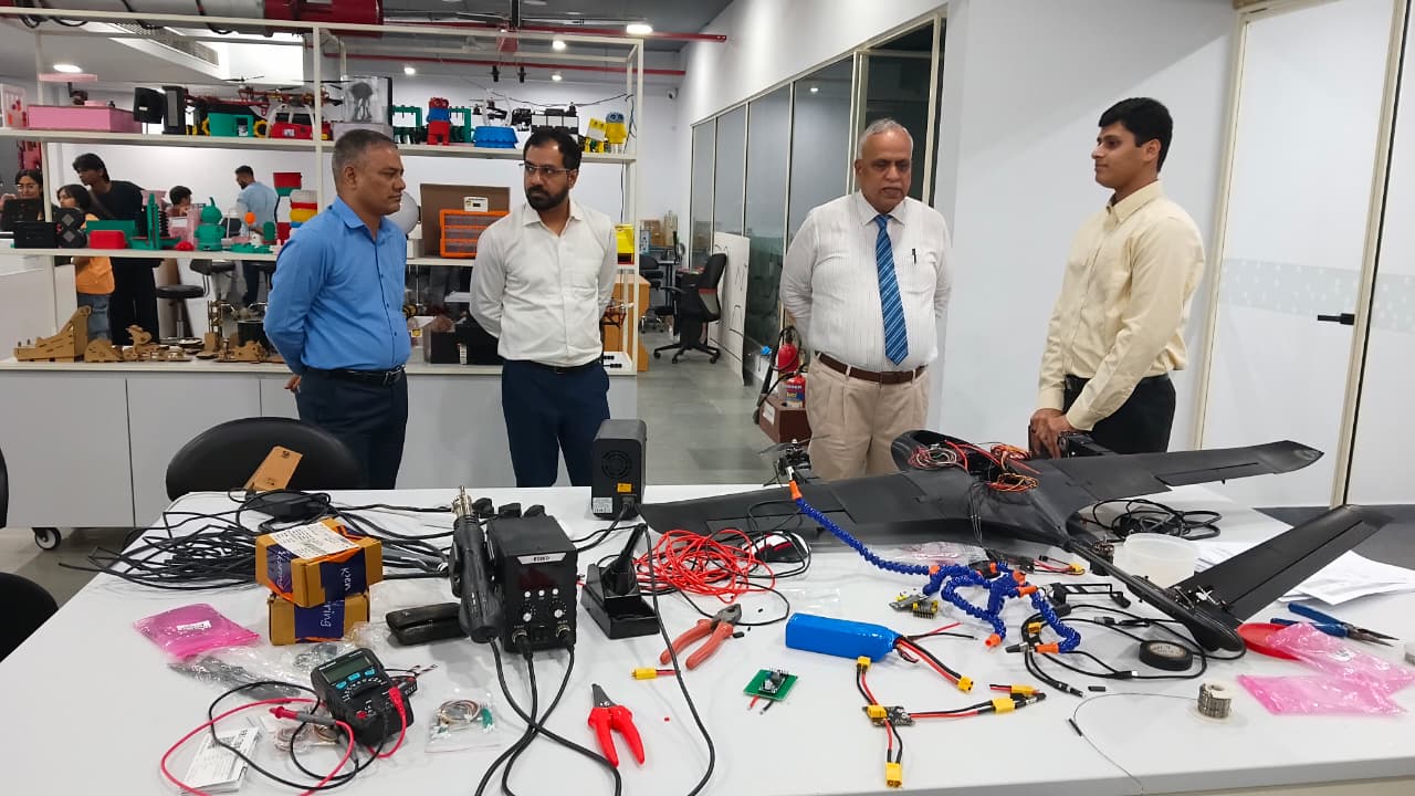 The C5 Guest of Honor visited Dr. Prakash at the AIDC Lab