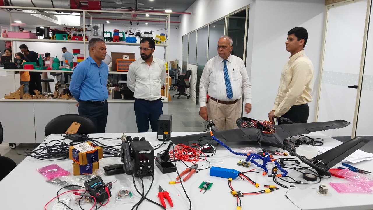 The C5 Guest of Honor visited Dr. Prakash at the AIDC Lab